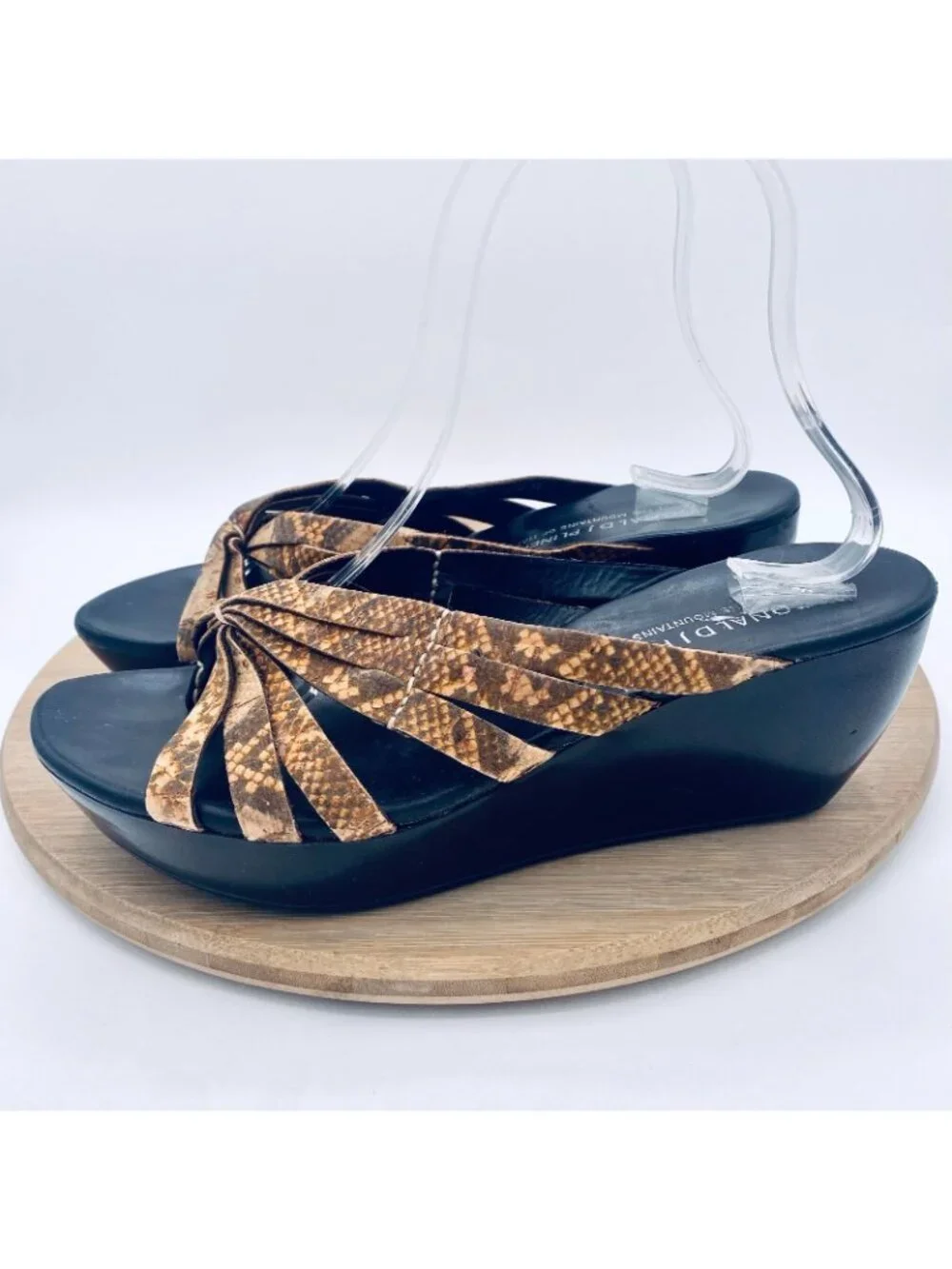Donald J Pliner Sandals Womens 8 Brown Leather Strappy Wedge Thong Italy